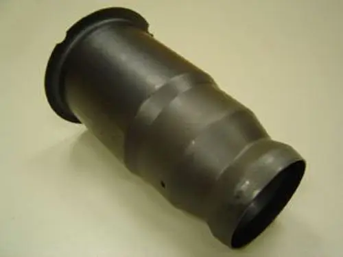 Schwarzes Metallrohr mit konischer Form und einem offenen Ende. Der Hersteller ist Remeha. Das Produkt hat keine erkennbaren Maße oder spezifischen Angaben auf dem Bild.
